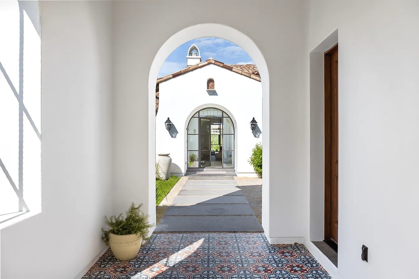 Arched entry sequence in a Heyl Homes residence